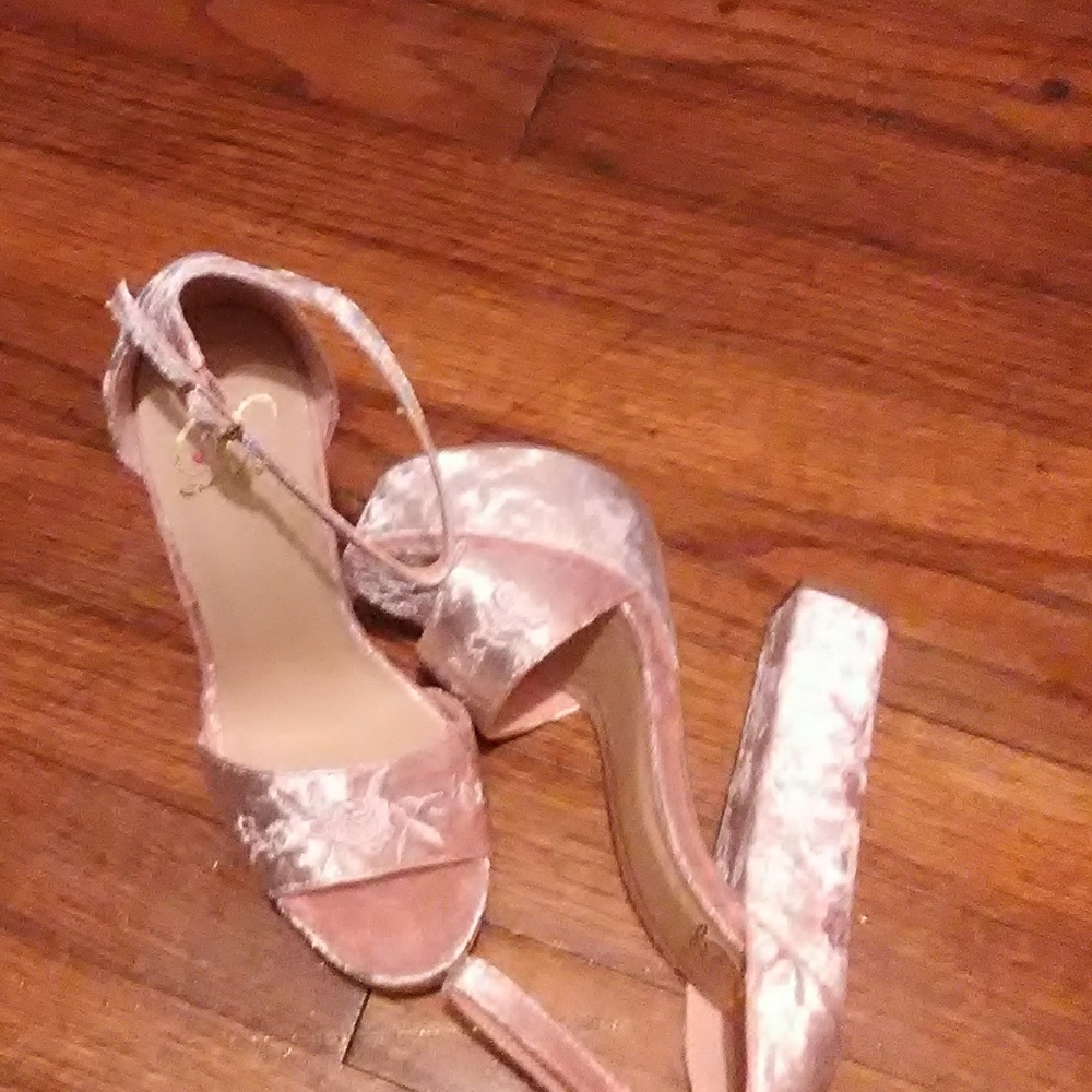 Heels - Picture 3 of 4